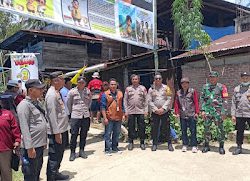 Personil Polsek Pana Polres Mamasa Laksanakan Pengamanan Kampanye Dialogis Pasangan Calon Bupati Mamasa di Kelurahan Tabang