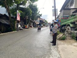 Sat Lantas Polres Mamasa Laksanakan Pergelaran Ambang Gangguan Pagi di Wilayah Hukum Polres Mamasa  MANASA–Sat Lantas Polres Mamasa melaksanakan kegiatan pengaturan dan penjagaan arus lalu lintas di beberapa titik strategis di wilayah Kota Mamasa, Kabupaten Mamasa, Pada Hari Senin, 11 November 2024  Kegiatan ini berlangsung mulai pukul 07.00 WITA hingga 07.45 WITA di sejumlah lokasi, termasuk Simpang Lima, Pertigaan Bank BRI, Simpang Jalan Pembangunan, Pertigaan ATM Gabungan Dinas, Traffic Light, Simpang Demmatande, dan Simpang Ahmad Yani.  Pelaksanaan kegiatan ini dilakukan oleh personel Sat Lantas Polres Mamasa dengan tujuan utama memberikan pelayanan prima kepolisian kepada masyarakat pengguna jalan, sekaligus mengantisipasi terjadinya kecelakaan lalu lintas di area rawan. Dengan adanya pengaturan lalu lintas ini, diharapkan masyarakat dapat merasakan kenyamanan dan keamanan saat beraktivitas di pagi hari.  Kegiatan yang dipimpin oleh Kasat Lantas IPTU Jamaluddin, S.H., berjalan aman, lancar, dan kondusif hingga selesai. Sat Lantas Polres Mamasa terus berkomitmen dalam menjaga ketertiban dan keamanan lalu lintas demi memberikan pelayanan terbaik bagi masyarakat.  Humas Polres Mamasa Polda Sulbar