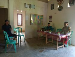 Bhabinkamtibmas Polsek Mambi Polres Mamasa Laksanakan Pengamanan Penyaluran Bantuan  Langsung Tunai dan Sambang Desa di Pamoseang