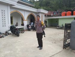 Bhabinkamtibmas Polsek Mambi Polres Mamasa Laksanakan Pengamanan Ibadah Shalat Jumat di Masjid Nurul Al-Amin Sendana