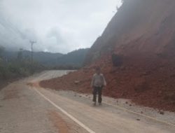 Personel Polsek Tabulahan Polres Mamasa Lakukan Monitoring Longsor di Jalan Poros Mamasa-Mamuju