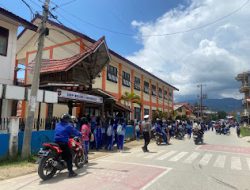 Sat Lantas Polres Mamasa Laksanakan Kegiatan Pengaturan Lalulintas di Depan SMP Negri 1 Mamasa
