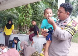 Percepatan Penurunan Stunting, Bhabinkamtibmas Polsek Bambalamotu Pantau Kegiatan Posyandu