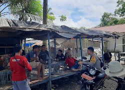 Sambangi Objek Wisata,  Bhabinkamtibmas Polsek Bambalamotu Himbau Pilkada Damai Ke Warga Binaan