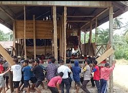 Wujud Kebersamaan, Bhabinkamtibmas Polsek Bambalamotu Gotong Royong Bersama Warga Angkat Rumah