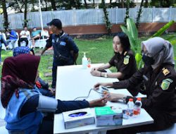 Kejati Jabar Gelar Pemeriksaan Kesehatan Gratis dan Berbagi Sembako
