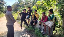 Jelang Hari Pencoblosan Bhabinkamtibmas Polsek Baras Ajak Warga Jaga Kamtibmas