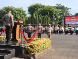 Apel  Hari Senin  Kapolres Pasuruan cek kelangkapan Ransus  dinas dan pemberian penghargaan.