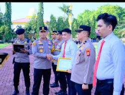Personel Polres Gowa Terima Penghargaan dari Kapolda Sulsel atas Prestasi dalam Pelaksanaan Tugas.