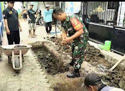 Kolaborasi Babinsa dan Warga Kolursari Bangun Saluran Air Demi Kenyamanan Lingkungan.