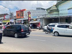 Polwan Polres Gowa Lakukan Pengamanan di Masjid Saat Shalat Jumat.