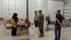 Personel Polres Gowa dan TNI Tetap Jaga Ketat Gudang Logistik KPU Gowa.