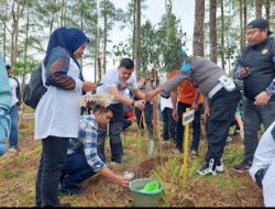 Peringati Hari Jadi Gowa Ke-704, Kapolres Gowa Hadiri Kegiatan Penanaman Pohon di Lahan Kritis.