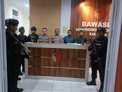 Personel Satbrimob Polda Sulsel BKO Polres Gowa Laksanakan Patroli Mandiri di KPU dan BAWASLU.