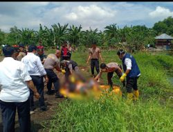 Mayat Tanpa Identitas Ditemukan Mengapung di Empang, Polisi Lakukan Penyelidikan.