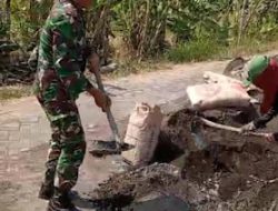 Babinsa Desa Banjarsarkejen Bersama Warga Bangun Plengsengan Jalan Menuju Persawahan.