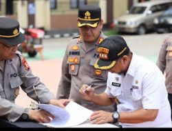 Kapolres Gowa Pimpin Upacara Penyerahan Hand Traktor Kepada Bhabinkamtibmas Polres Gowa.