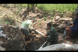 Babinsa Desa Candiwates Bersama Warga Kerja Bakti Perbaiki Pipa Air untuk Pertanian.