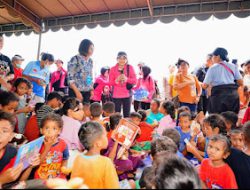 Ketum Bhayangkari Juliati Sigit Prabowo Tinjau Dua Posko Pengungsian Bencana Erupsi Gunung Lewotobi.