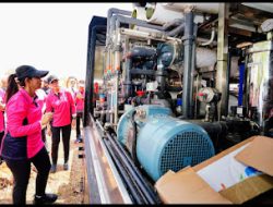 Ketua Umum Bhayangkari Tinjau Penyaluran Air Bersih bagi Pengungsi Erupsi Gunung Lewotobi di Posko Kobasoma.