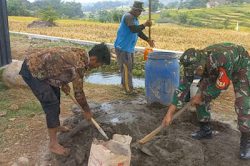 Dukung Program Desa, Babinsa Bantu Pasang Paving Block di Rest Area.
