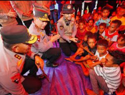 Tinjau Posko Pengungsian Erupsi Lewotobi, Kapolri Pastikan Pelayanan dan Kebutuhan Warga.