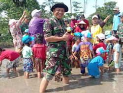 Membangun Cinta Tani Sejak Dini, Danramil Purwodadi Kenalkan Anak TK pada Penanaman Padi.