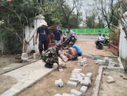 Toleransi Beragama, Babinsa Bersama Warga Gotong Royong Perbaiki Jalan ke Tempat Ibadah.