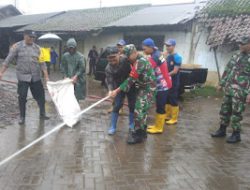 Ciptakan Suasana Harmonis Pasca Pilkada Serentak, Koramil 24 Tutur Bersinergi Bersihkan Jalan dan Selokan Bersama Polsek dan Warga di Pasar Nongko jajar.