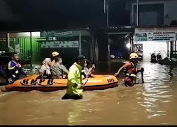 Gercep Polres Ponorogo Bantu Evakuasi Warga Terdampak Banjir.