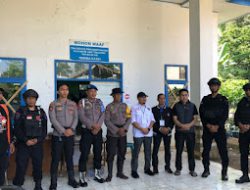 Personel Batalyon A Pelopor BKO Polres Gowa dan Kanit Sabhara Pantau Keamanan di PPK Tombolopao.