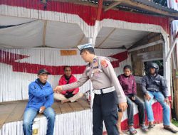 Personil Sat Lantas Polres Mamasa Melaksanakan Kegiatan Patroli Jalan Kaki untu Memberikan Pelayanan Prima Kepada Masyarakat