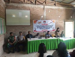 Bhabinkamtibmas Polsek Mamasa Laksanakan Monitoring Sekaligus Pengamanan Pelantikan Kelompok Penyelenggara Pemungutan Suara di Desa Rambusaratu