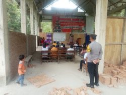 Bhabinkamtibmas Polsek Pana Polres Mamasa Laksanakan Pengamanan Ibadah Minggu di Gereja Toraja Mamasa