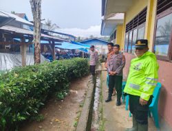 Personil Polsek Sumarorong Polres Mamasa Laksanakan Pengamanan Kampanye Dialogis Calon Bupati dan Wakil Bupati Mamasa Periode 2024-2029 di Kecamatan Sumarorong