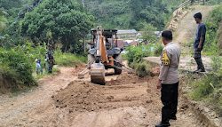 Bhabinkamtibmas Polsek Mambi Polres Mamasa dan Babinsa Pantau Perbaikan Jalan Poros Desa Saluahok