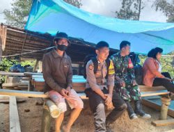 Bhabinkamtibmas Polsek Mambi Polres Mamasa dan Babinsa Desa Leko Sukamaju Lakukan Sambang untuk Pemantauan Kamtibmas