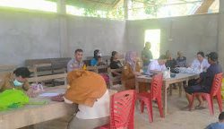 Bhabinkamtibmas Polsek Aralle Polres Mamasa Laksanakan Pendampingan Sekaligus Pengamanan Puskesmas Keliling untuk Periksa Penyakit Tidak Menular di Desa Salurindu