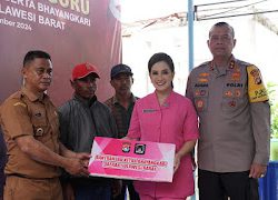 Kunjungan ke Pulau Ambo, Kapolda Sulbar dan Ketua Bhayangkari Berbagi Kebahagian