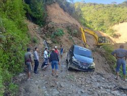 Polsek Pana Polres Mamasa Turun Lansung Evakuasi Mobil Nyaris Jatuh ke Jurang di Jalur Longsor Mamasa Toraja
