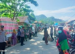 Polsek Aralle Polres Mamasa Laksanakan Pengamanan Pada Pasar Tradisional Aralle, Jaga Ketertiban dan Kelancaran Lalu Lintas