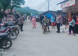 Personil Polsek Aralle Polres Mamasa Laksanakan Pengamanan  dan Pengaturan Lalu Lintas di Depan Pasar Tradisional Aralle