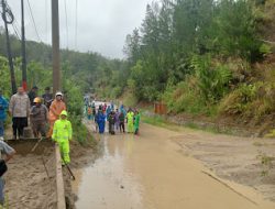 Personil Polsek Mamasa Monitoring Longsor Tutup Jalan Poros Mamasa-Polewali Akses Terputus Total