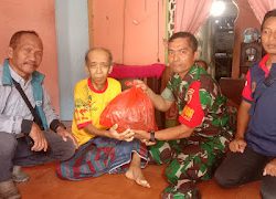 Jum’at Berkah, Sertu Wiji Cahyono Babinsa Koramil 0819/04 Kejayan Berikan Sembako pada Warga Kurang Mampu