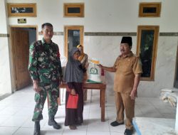 Pastikan Aman Dan Lancar, Babinsa Monitoring Pembagian Bantuan Beras