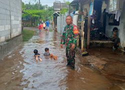 Desa Binaannya Terdampak Banjir, Babinsa Koramil 0819/15 Winongan Turun Langsung ke Lokasi