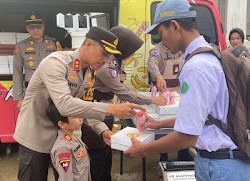 “Si Sumeh” dan “Si Sabar” Polres Pasuruan Kota Kembali Berbagi Makanan Sehat Bergizi Gratis bagi Pelajar