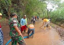 Pulihkan Akses Jalan dan Perbaiki Kondisi Lingkungan, Babinsa Desa Plososari Bersama Warga Bersihkan Lumpur Pasca Banjir