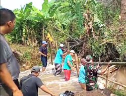 Cegah Bencana, Babinsa Ajak Warga Perbaiki Tanggul Jebol