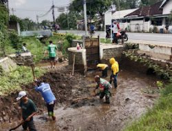 Serka Gitoyo Babinsa Desa Pohgading dan Warga Gotong Royong Bersihkan Sungai